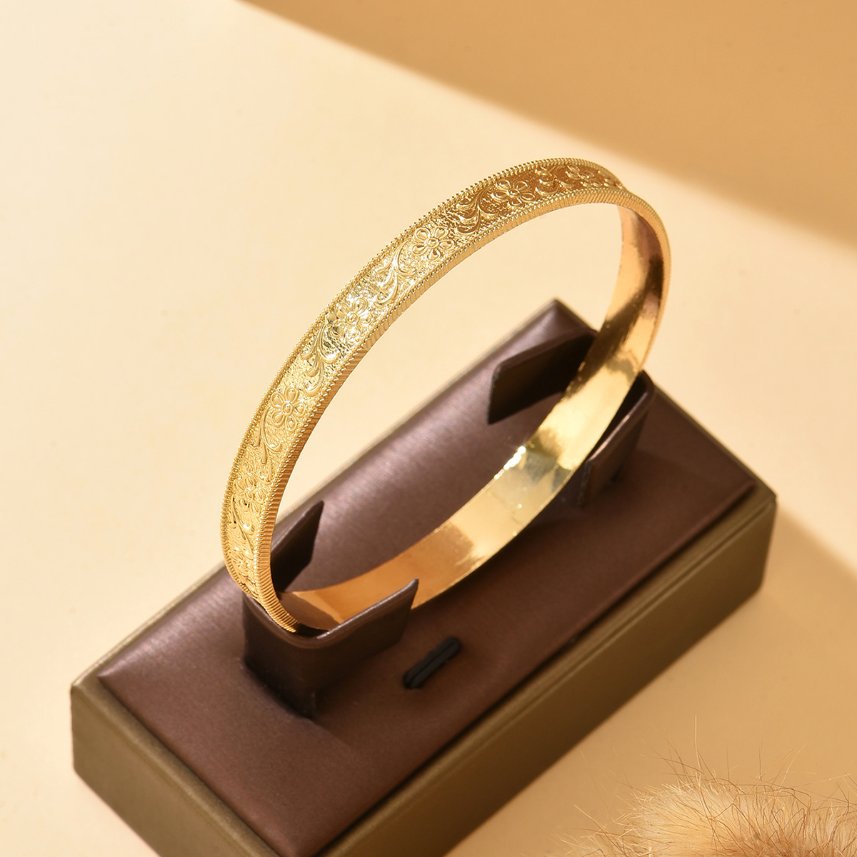 Men Accessories For Wrist - إكسسوار يدوي ذهبي للعروس بنقش محفور،