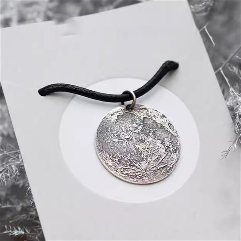 العرقية نمط قلادة على شكل قمر  - مراجعة Men Accessories Ethnic وسعره